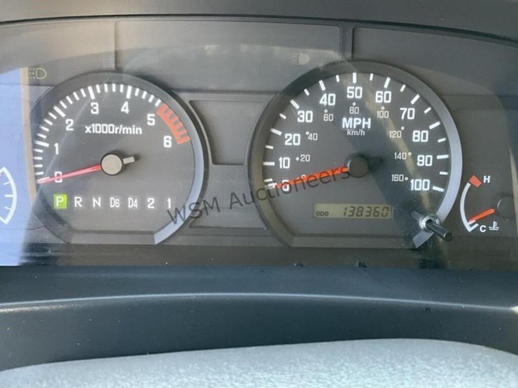 2015-isuzu-npr-image-17