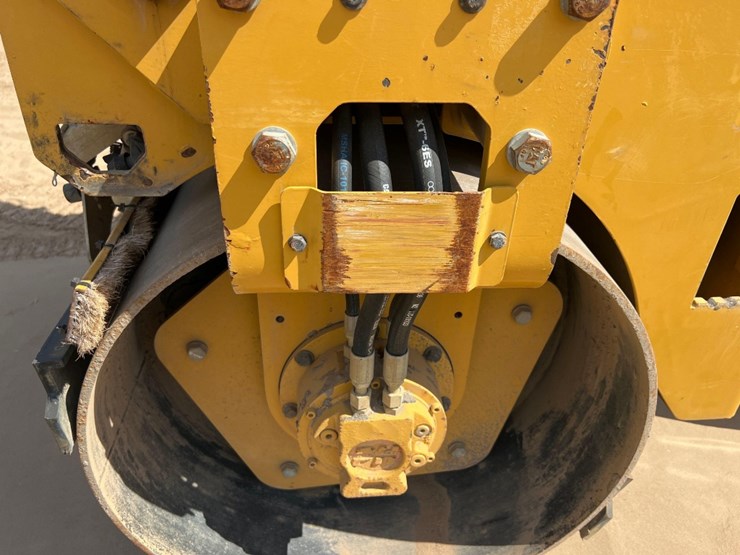 2021-caterpillar-cb2.7-image-16