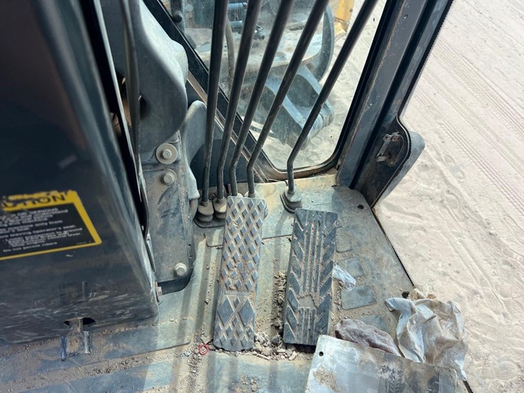 2008-deere-672d-image-35