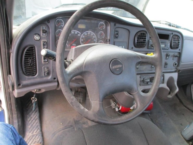 2008-freightliner-business-class-m2-106-image-11