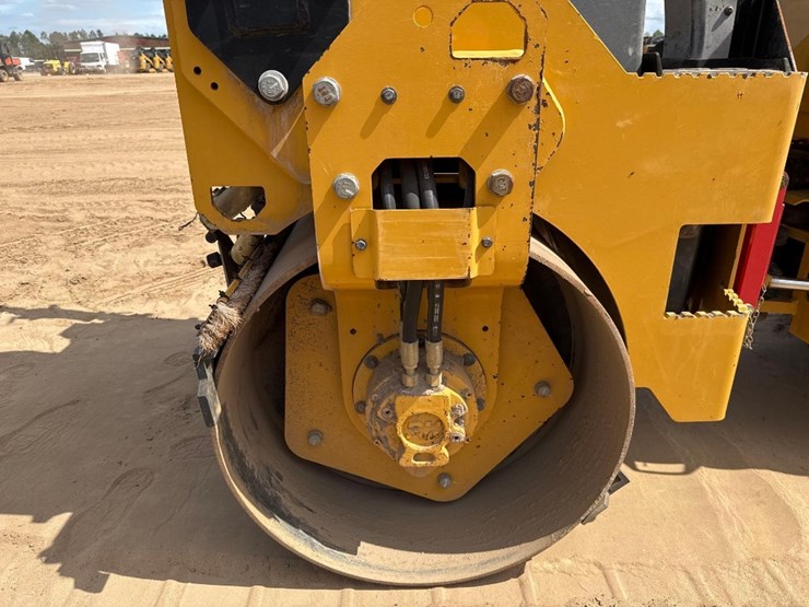 2021-caterpillar-cb2.7-image-12
