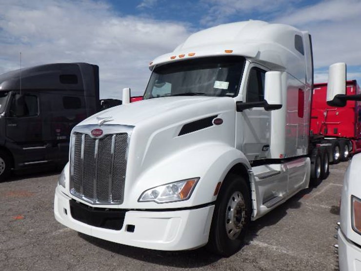 2023-peterbilt-579-image-1
