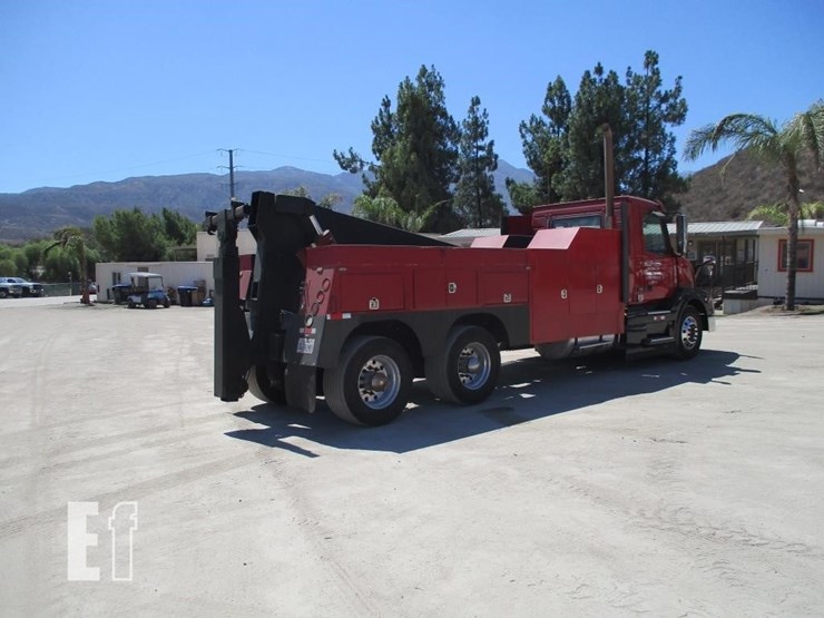 2015-volvo-vnl64300-image-3