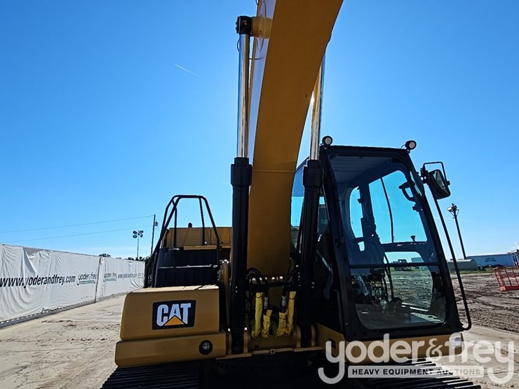 2019-caterpillar-320-image-14