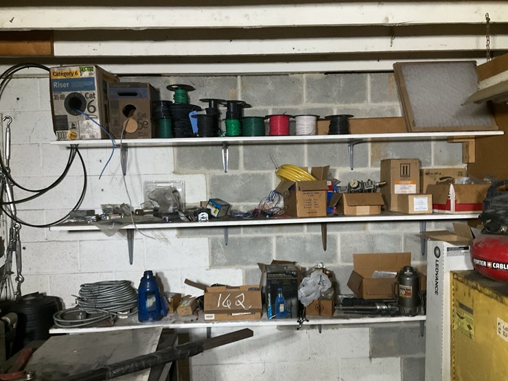 #162-•-shelves-and-contents-image-4