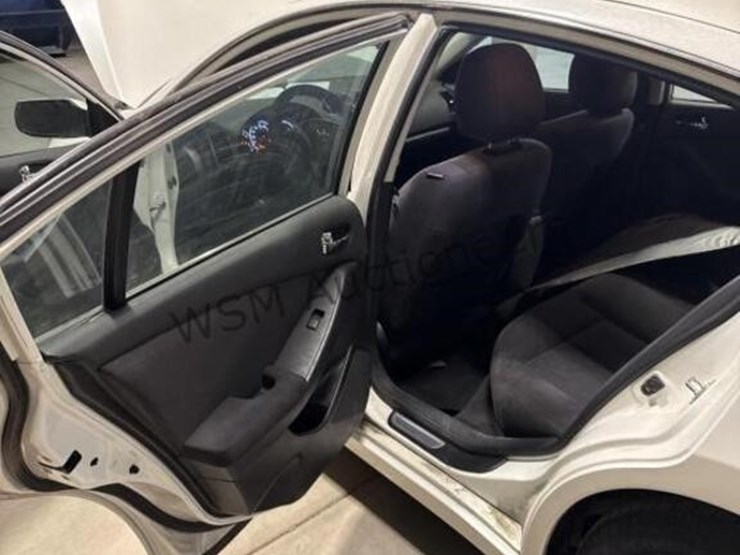 2012-nissan-altima-sdn-image-26