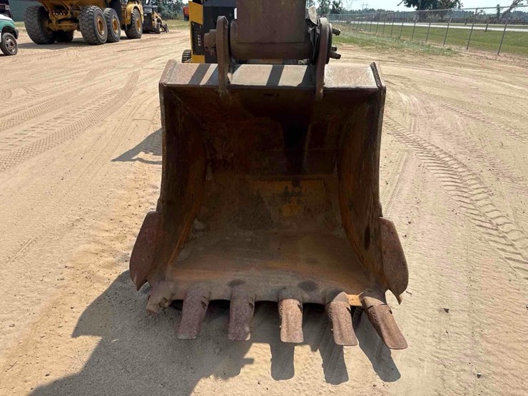 2015-deere-250g-lc-image-27