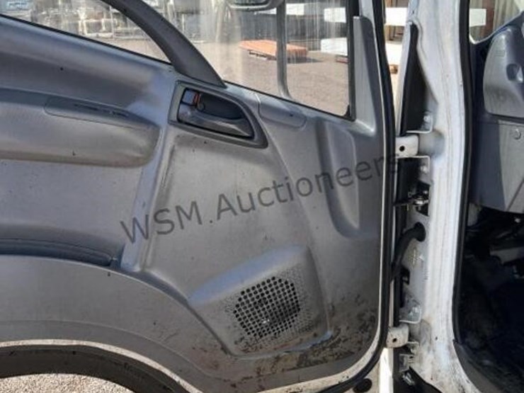 2015-isuzu-npr-image-24