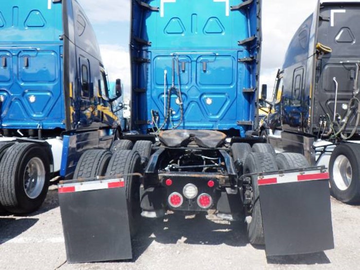 freightliner-cascadia-126-image-5