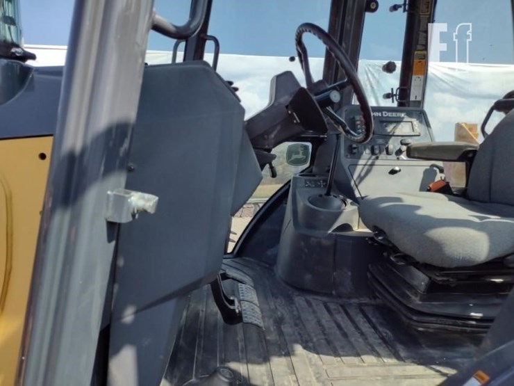 2017-deere-310sl-image-16