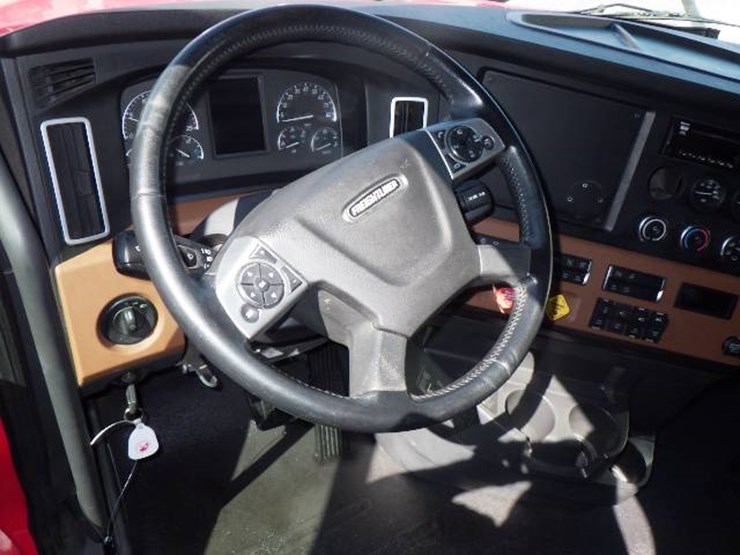2020-freightliner-cascadia-126-image-11