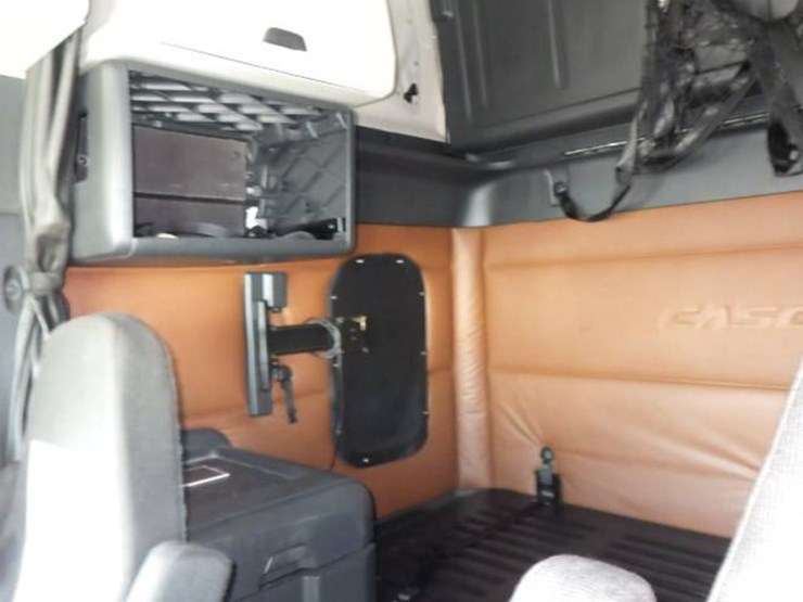2020-freightliner-cascadia-126-image-12