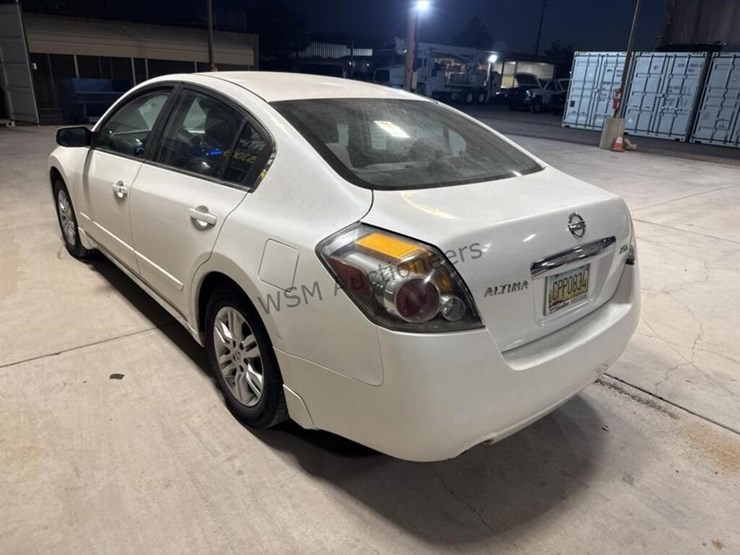 2012-nissan-altima-sdn-image-6