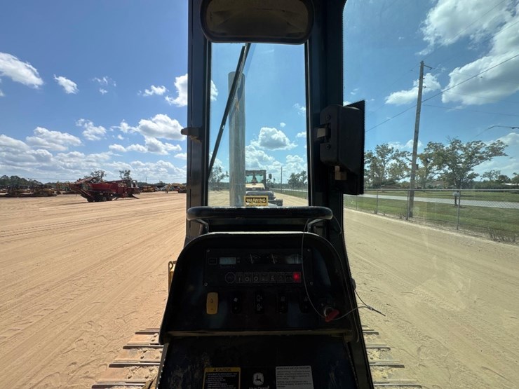 2007-deere-700j-xlt-image-24