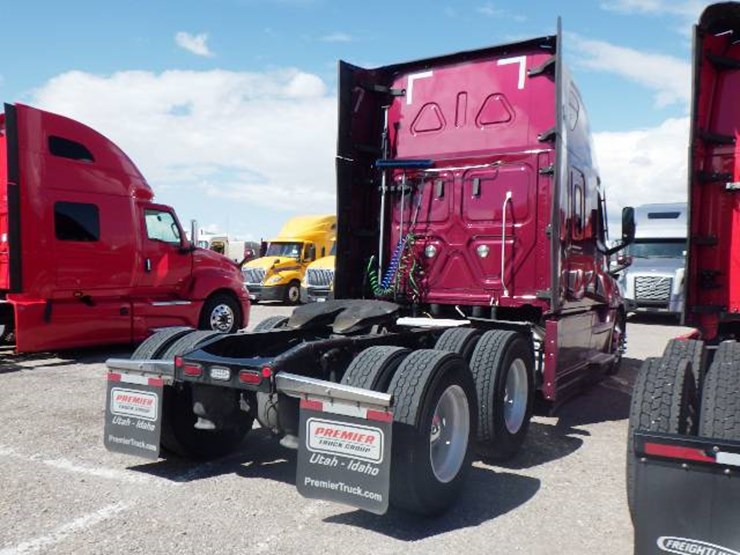 2021-freightliner-cascadia-126-image-6