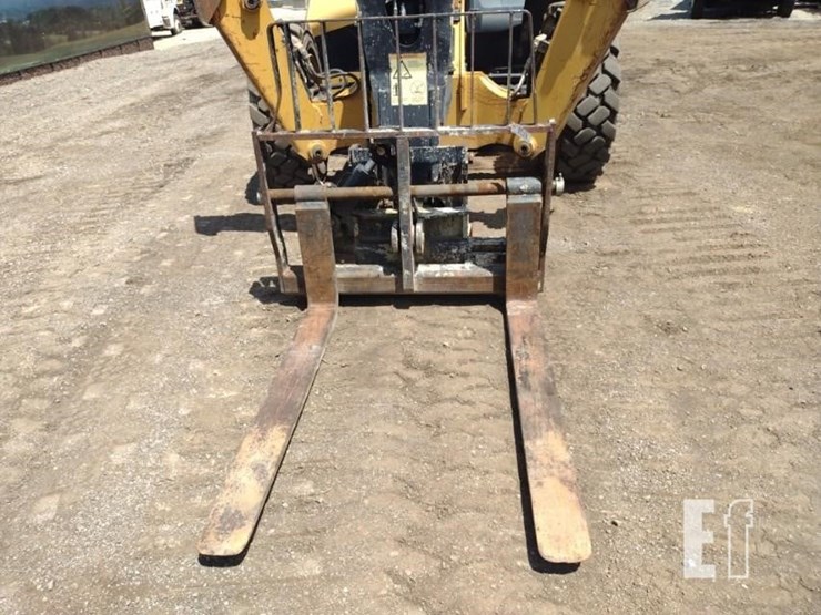 2017-caterpillar-tl1055d-image-13