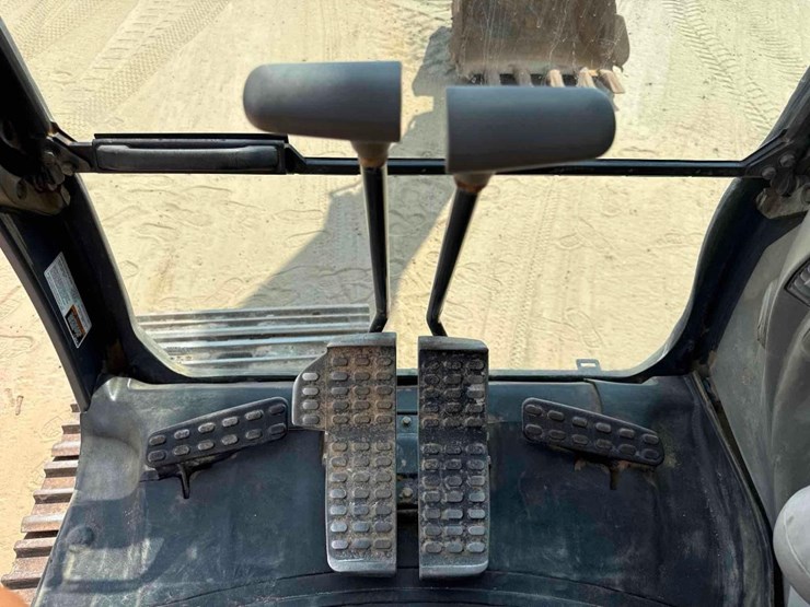 2015-deere-250g-lc-image-31
