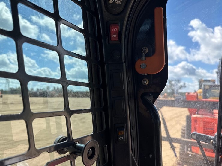 2021-bobcat-t870-image-34