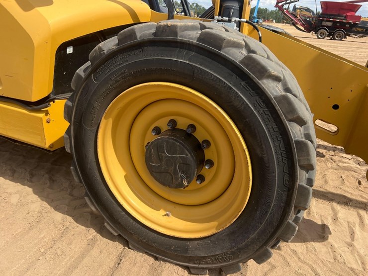 2018-caterpillar-tl1055d-image-16