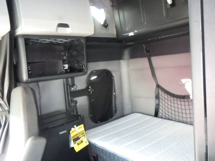 2020-freightliner-cascadia-126-image-13