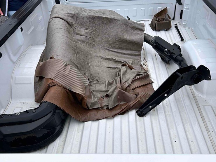 chevy-silverado-white-truck-bed-image-5