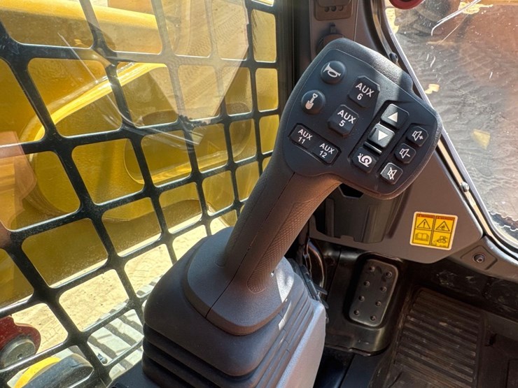 2024-caterpillar-255-skid-steer-image-24