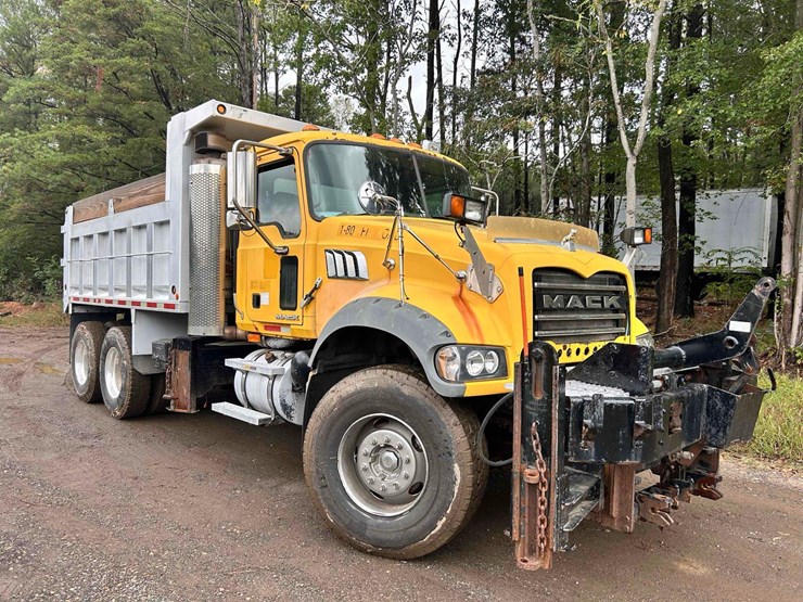 2009-mack-granite-tandem-axle-dump-truck-image-3