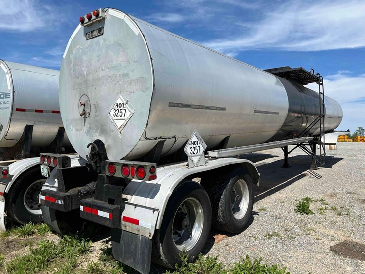 2009-etnyre-&-co-4"-rear-discharge-hot-oil/-asphalt-tanker-image-7