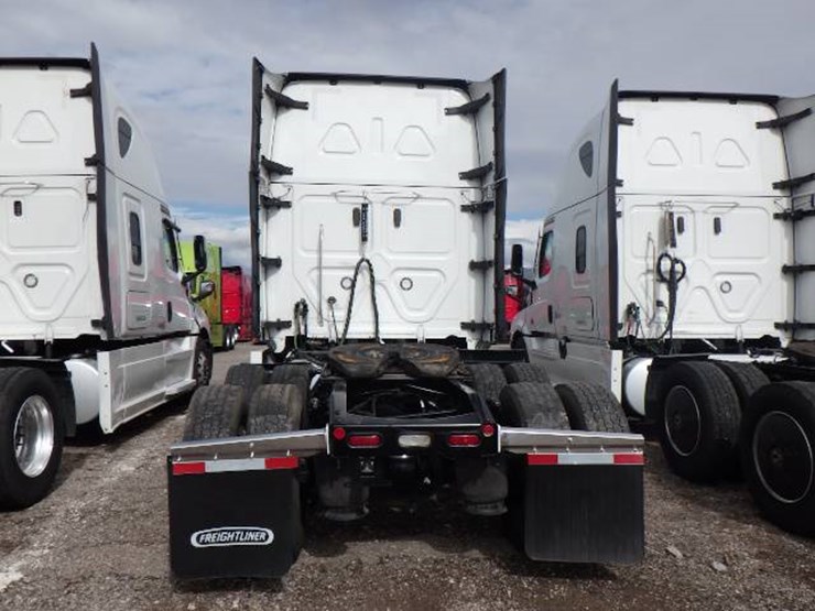 2024-freightliner-cascadia-126-image-8