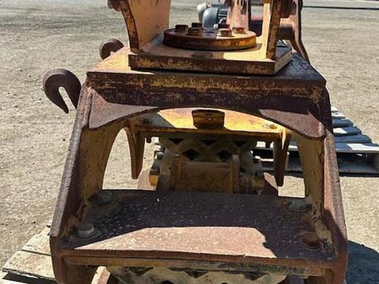 hydraulic-vibratory-plate-compactor-for-standard-backhoe-image-2