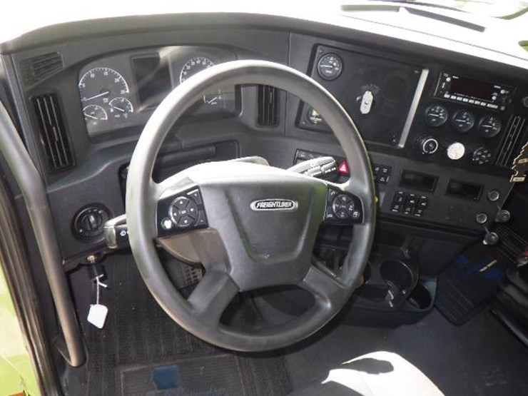 2023-freightliner-cascadia-126-image-16
