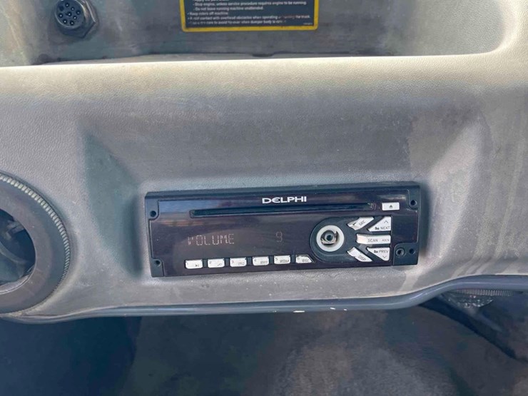 2014-deere-250d-image-33