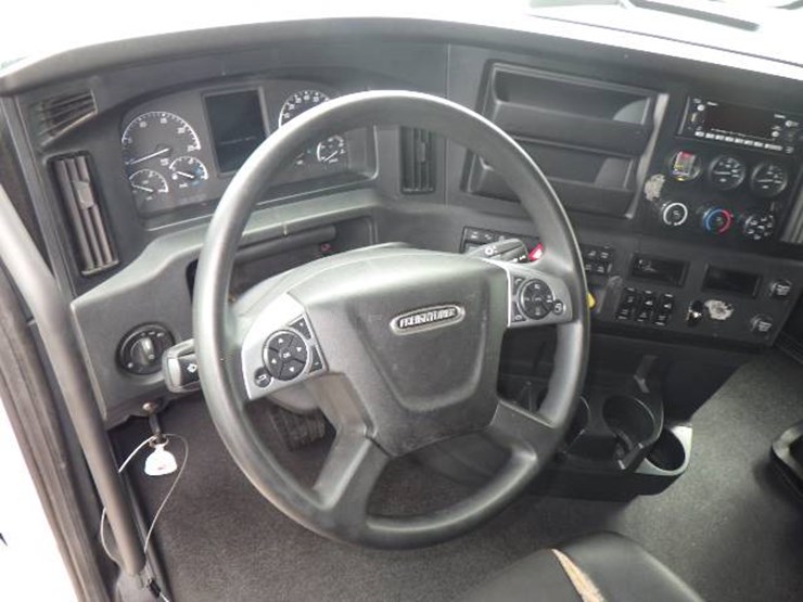 2024-freightliner-cascadia-126-image-10