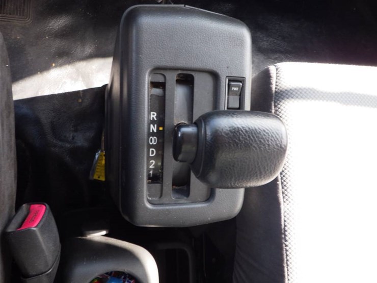 2015-hino-268-image-17