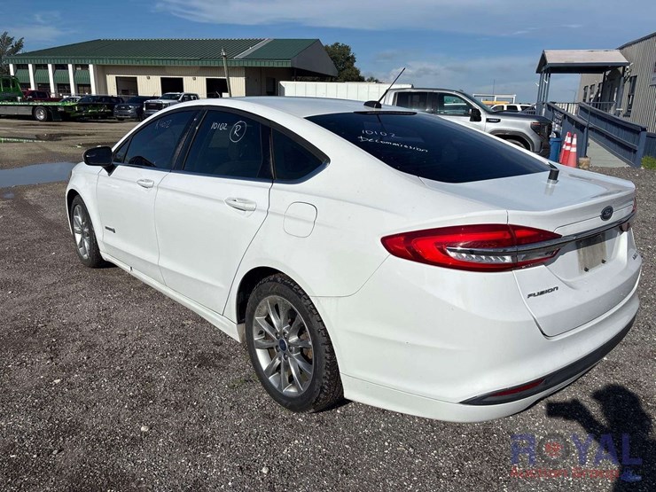 2017-ford-fusion-hybrid-sedan-image-4