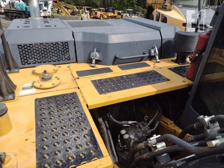 2021-deere-250g-lc-image-50