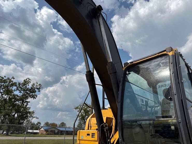 2015-deere-250g-lc-image-24