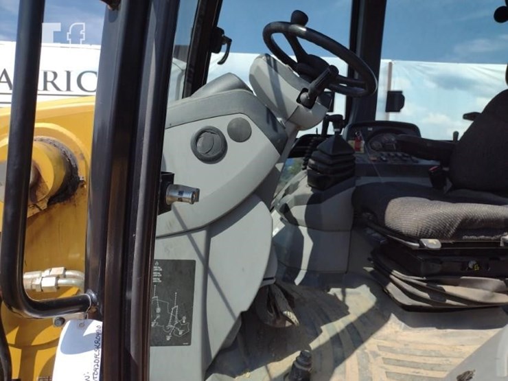 2015-caterpillar-420f-image-18