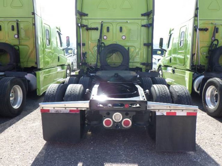 2023-freightliner-cascadia-126-image-11