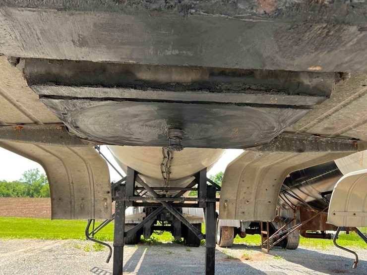 2009-etnyre-&-co-4"-rear-discharge-hot-oil/-asphalt-tanker-image-3