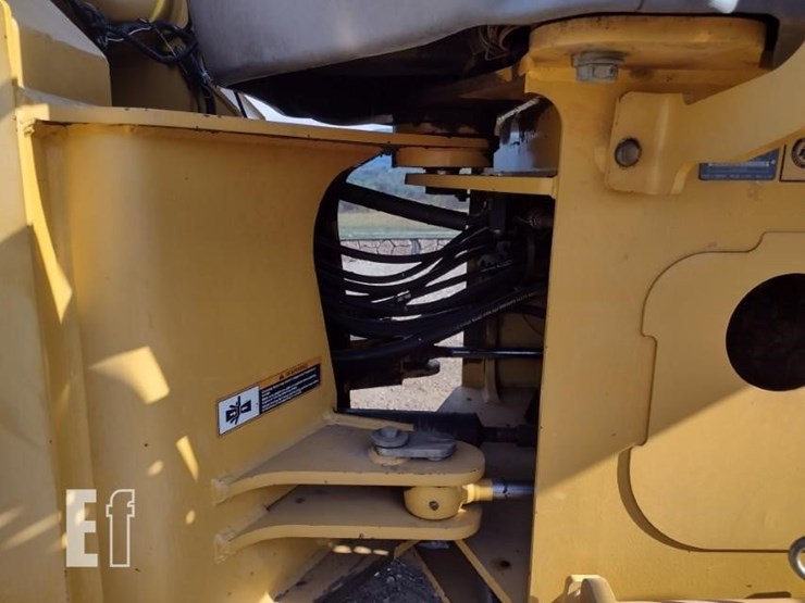 2003-deere-444h-image-23