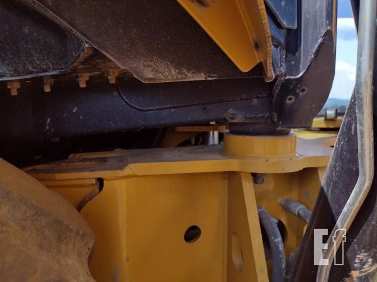 2015-caterpillar-420f-image-30