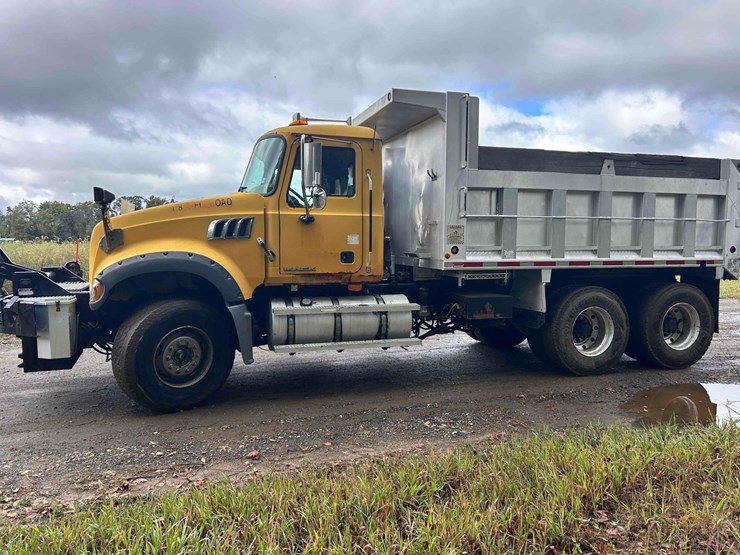 2009-mack-granite-tandem-axle-dump-truck-image-7