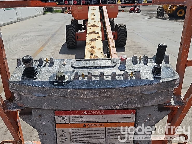 2015-jlg-800s-image-12