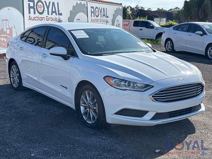 2017-ford-fusion-hybrid-sedan-image-2