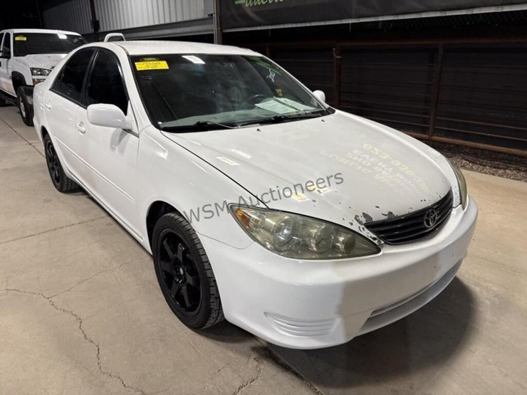 2005-toyota-camry-sdn-image-2