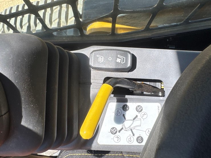 2024-caterpillar-255-skid-steer-image-33