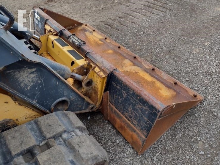 2015-deere-329e-image-17