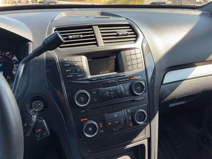 2017-ford-explorer-image-28