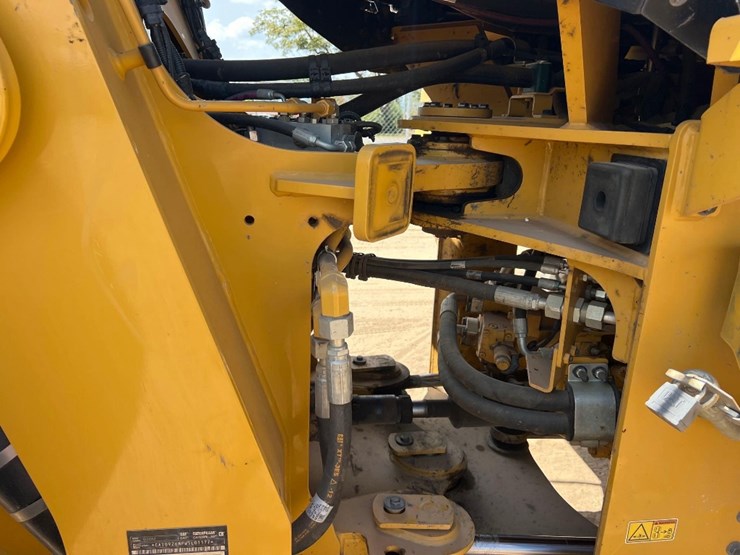 2021-caterpillar-926m-image-12